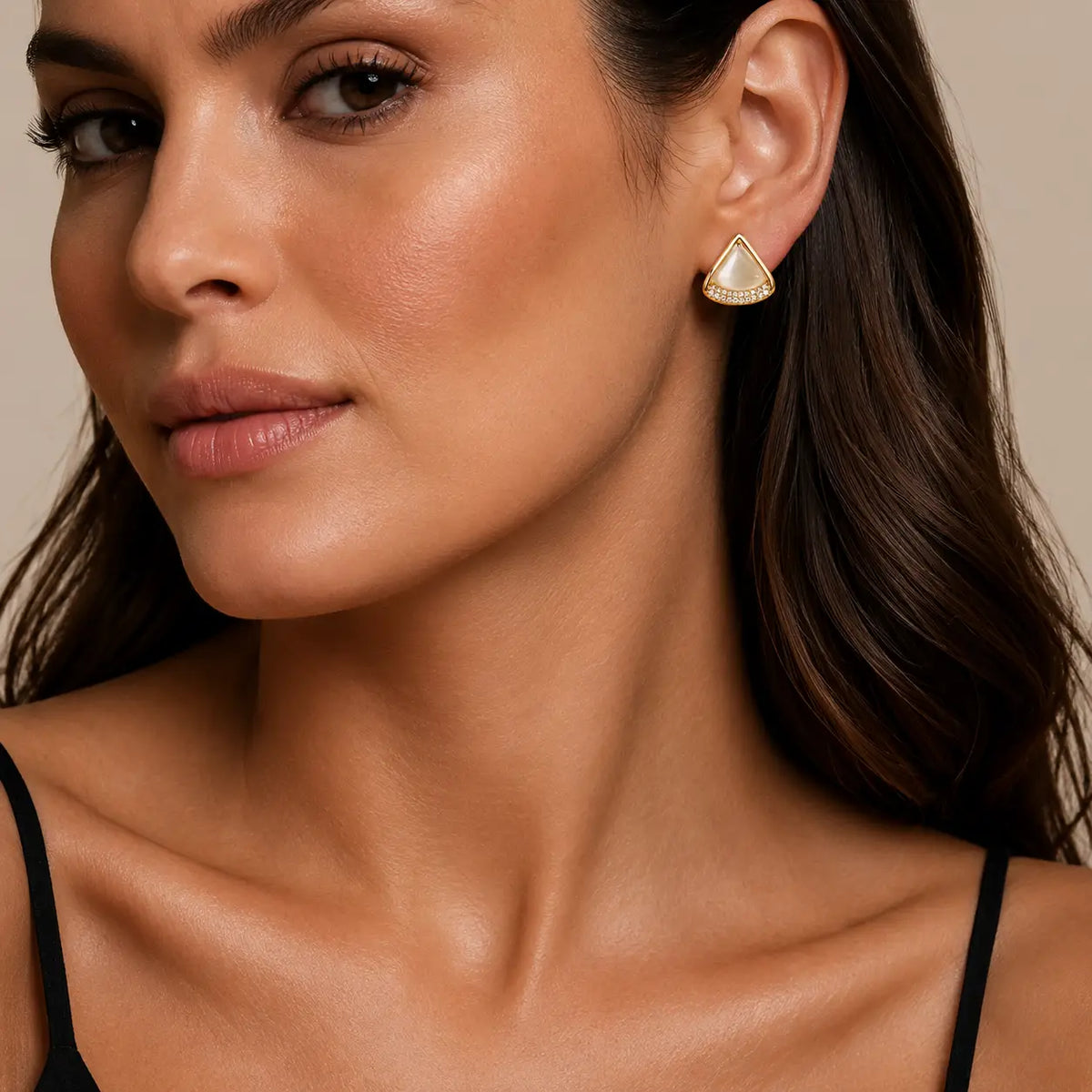 Lumière triangle studs